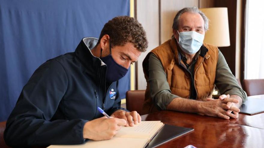 Una firma para la historia. Nicolás Rodríguez, triple medallista mundial y doble europeo en la modalidad de 470, compartió ayer en el Real Club Náutico de Vigouna jornada con los participantes en el Campeonato Gallego de 420 y firmar en el Libro de Honor del Náutico de Vigo. | ALBA VILLAR