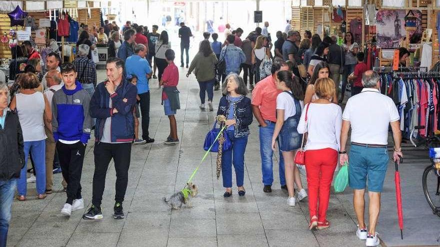 Expoferta se celebra hasta el domingo en una carpa en la Praza da Segunda República. // Iñaki Abella