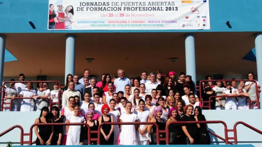 Alumnos del FP dual del IES Faro de Maspalomas, en la Semana de Enseñanzas Profesionales 2013. | la provincia / dlp