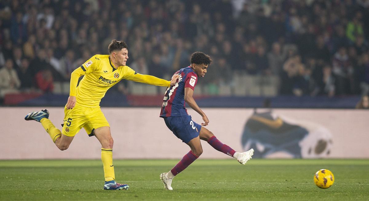 Lamine Yamal recibe un empujón de Cuenca durante el partido de liga entre el FC Barcelona y el Villarreal.