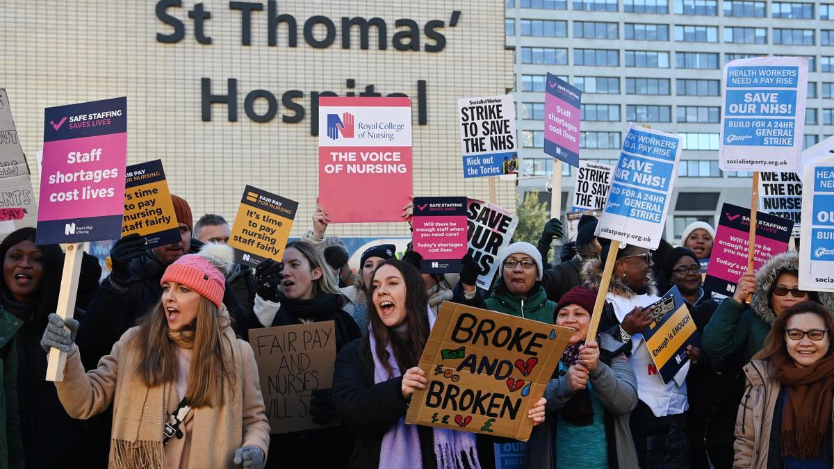 Protesta de enfermeras en huelga frente al hospital Saint Thomas de Londres, el pasado jueves.