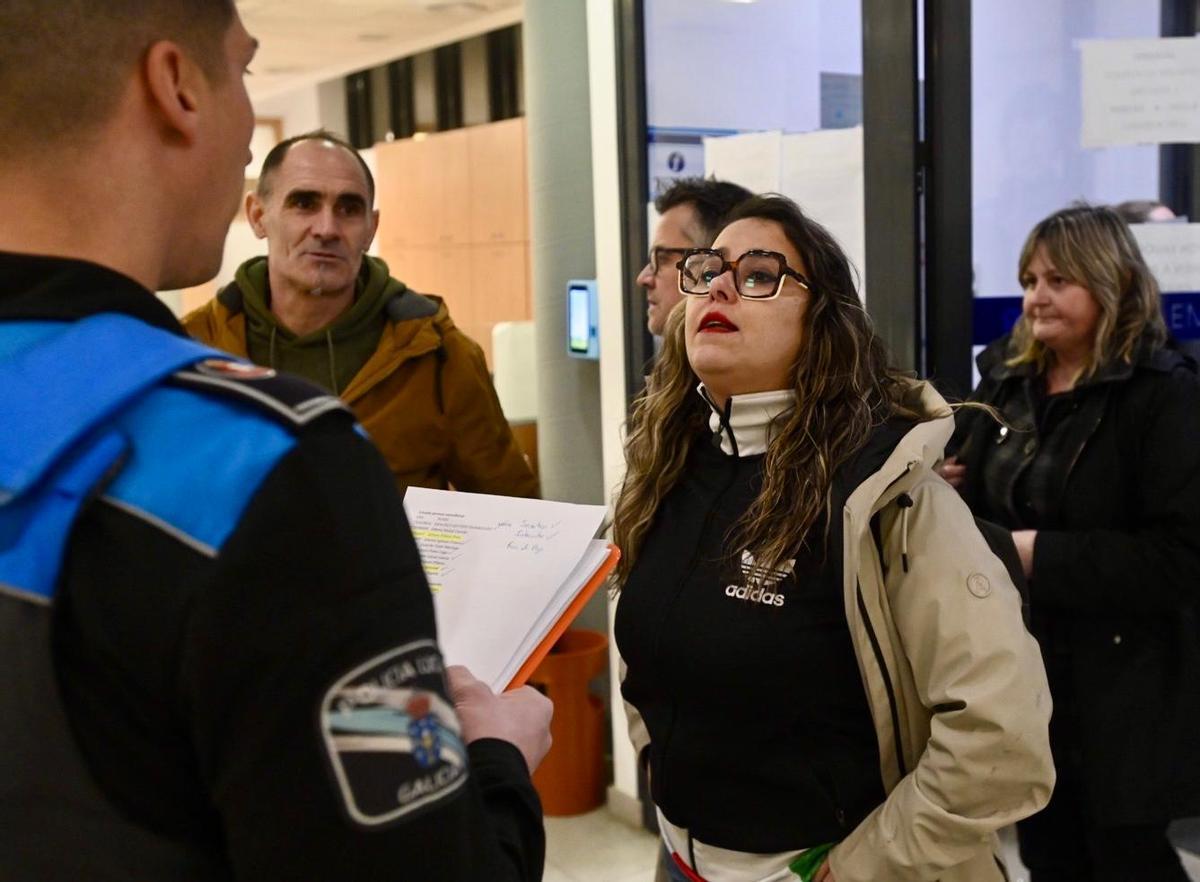 La Policía Local identificando a Silvia Carballo y otros ediles del BNG de Bueu.