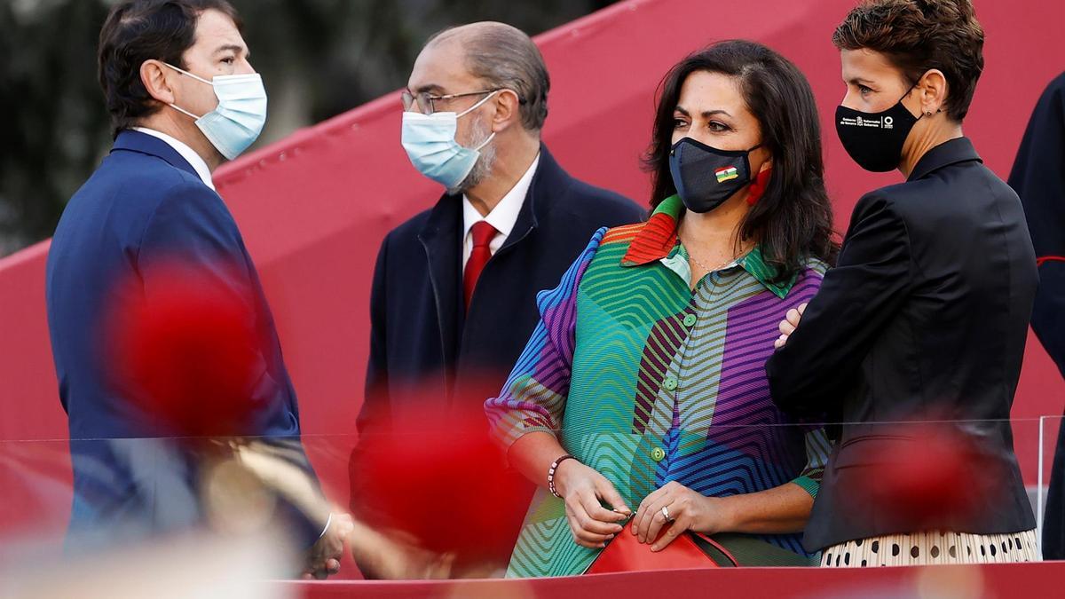 Lambán, junto a las presidentas de la Rioja y Navarra y el presidente de Castilla y León, este martes en durante el desfile militar del 12 de Octubre en el Paseo de la Castellana de Madrid