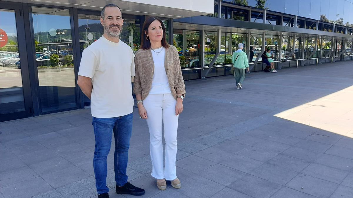 Por la izquierda, Ángel García y María José Fernández, en el área comercial de Paredes