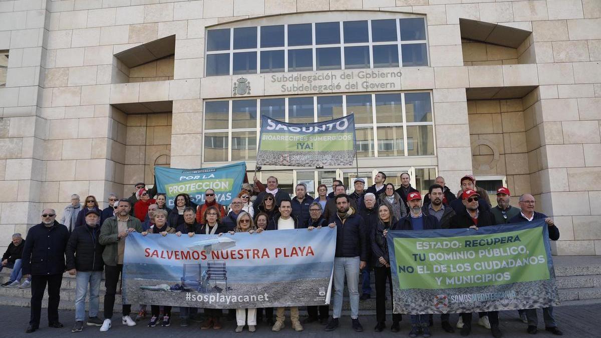 Sagunt y Canet protestan en Valencia por el estado de sus playas