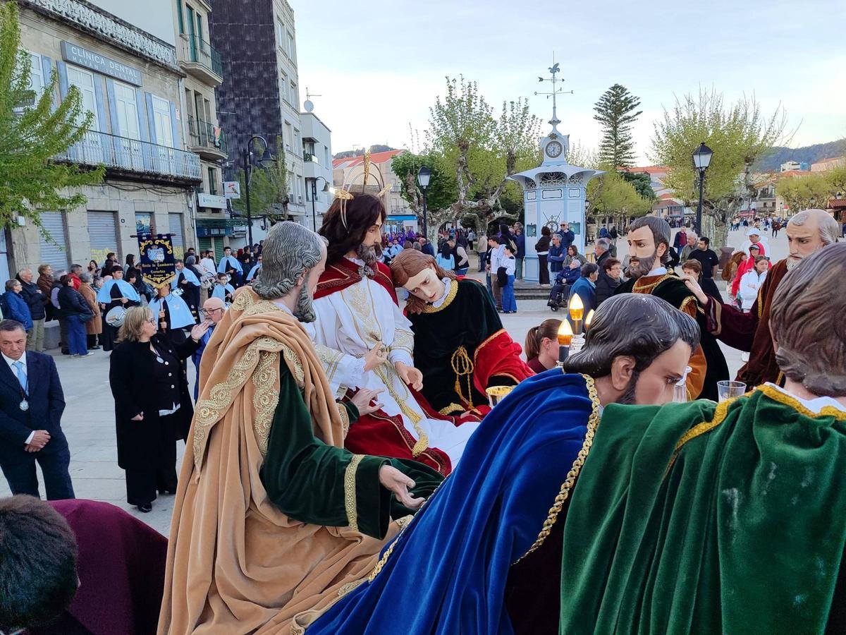 La solemne y espectacular procesión de la Santa Cena, en el Jueves Santo de Cangas