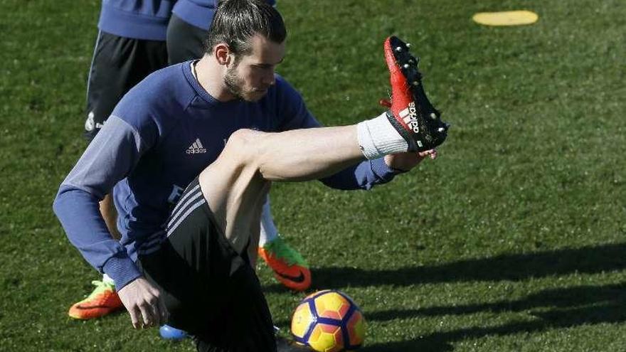 Gareth Bale, que vuelve a la convocatoria, ayer en Valdebebas. // Efe