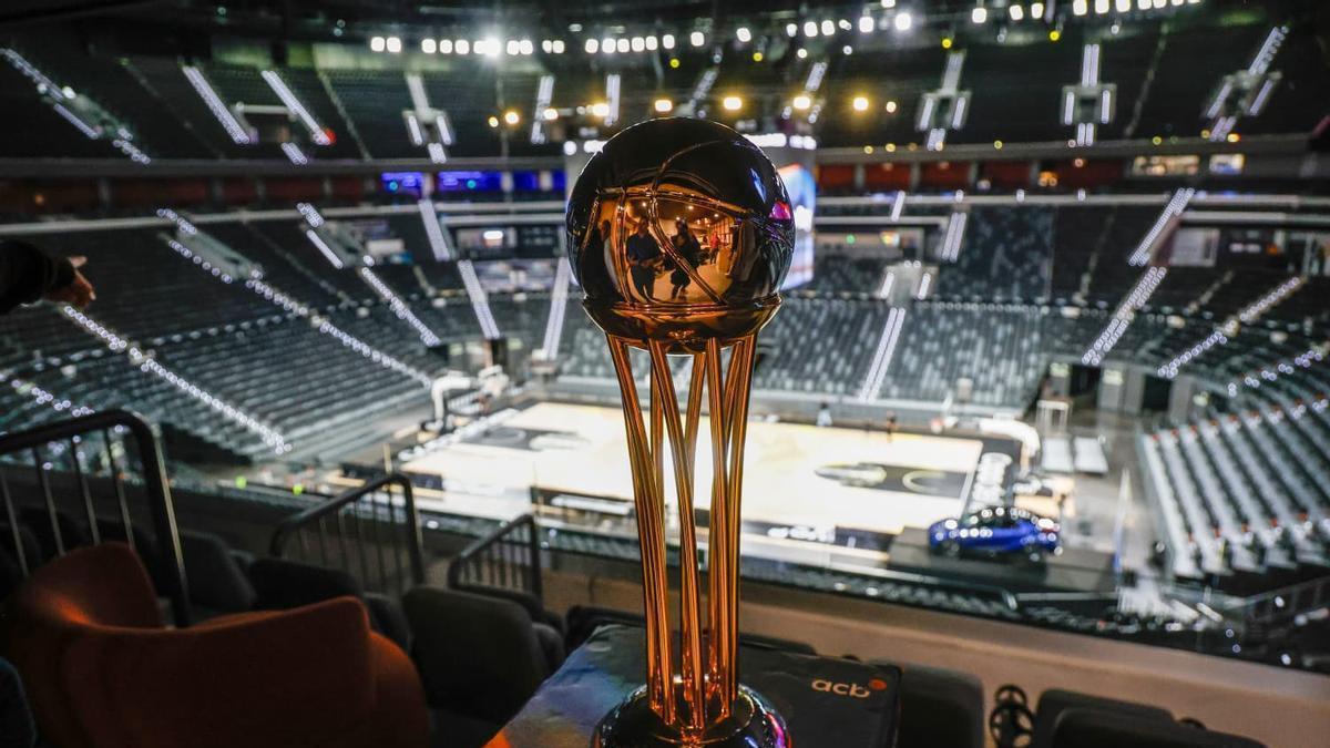 El trofeo de la Copa del Rey, en uno de los palcos de un Roig Arena que se engalana ya para la Copa.