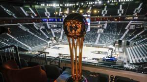 El trofeo de la Copa del Rey, en uno de los palcos de un Roig Arena que se engalana ya para la Copa.