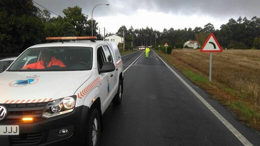 Un vertido de gasóleo obliga a cortar cuatro horas un tramo de la AC-164 en Bergondo