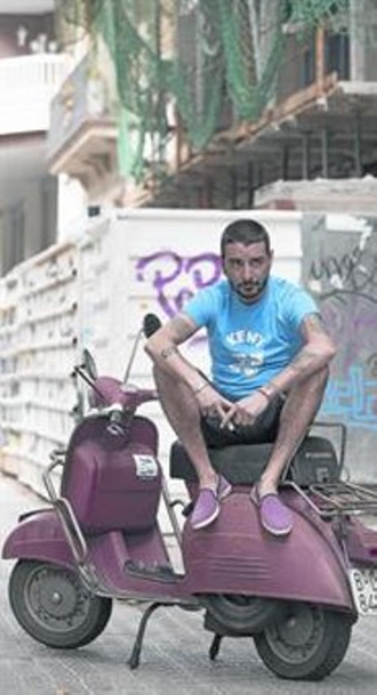 Kiko Amat, assegut sobre la seva Vespa desballestada. Kiko Amat, assegut sobre la seva Vespa desballestada.