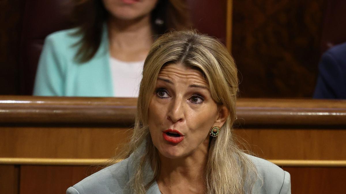 La vicepresidenta segunda y ministra de Trabajo y Economía Social, Yolanda Díaz, interviene durante una sesión plenaria en el Congreso de los Diputados.