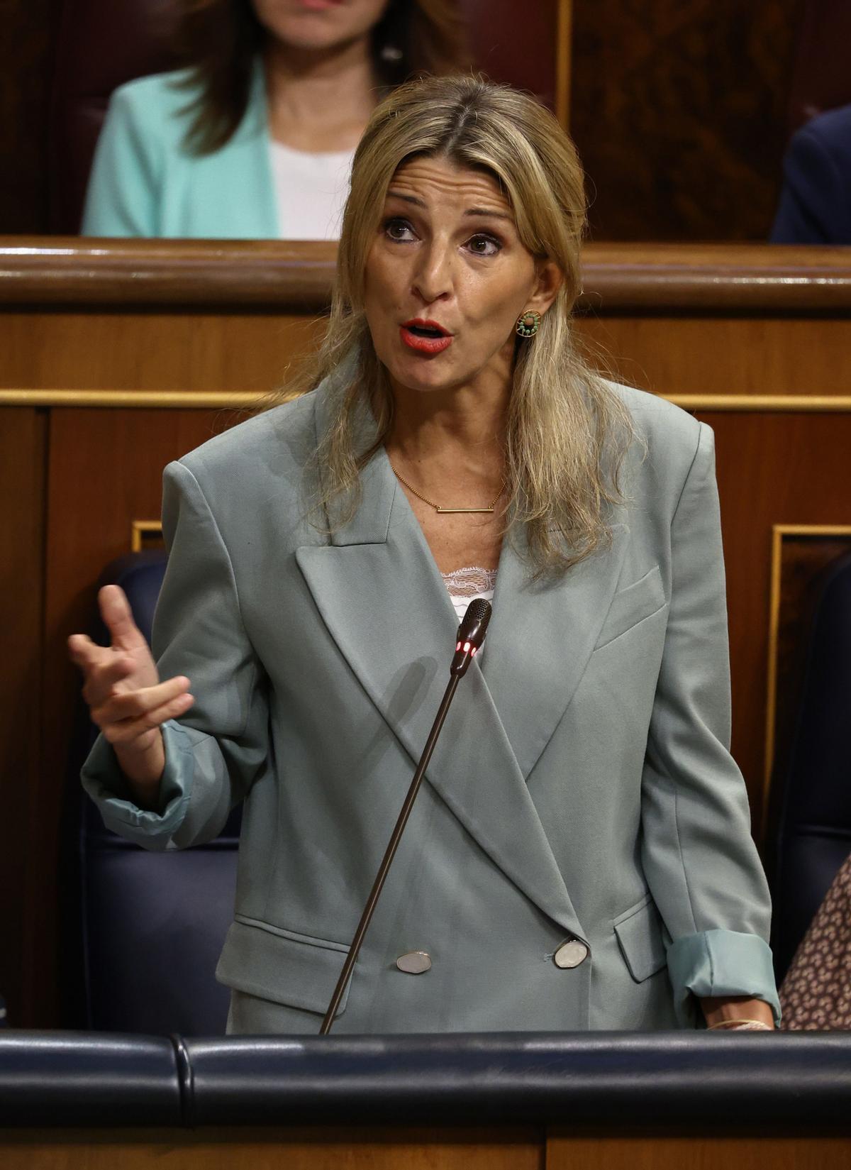 La vicepresidenta segunda y ministra de Trabajo y Economía Social, Yolanda Díaz, interviene durante una sesión plenaria en el Congreso de los Diputados, a 2 de noviembre de 2022, en Madrid (España).