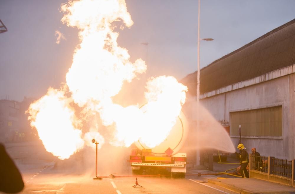 Bomberos y personal de los equipos de emergencias ensayan cómo intervenir en caso de accidente con mercancías peligrosas