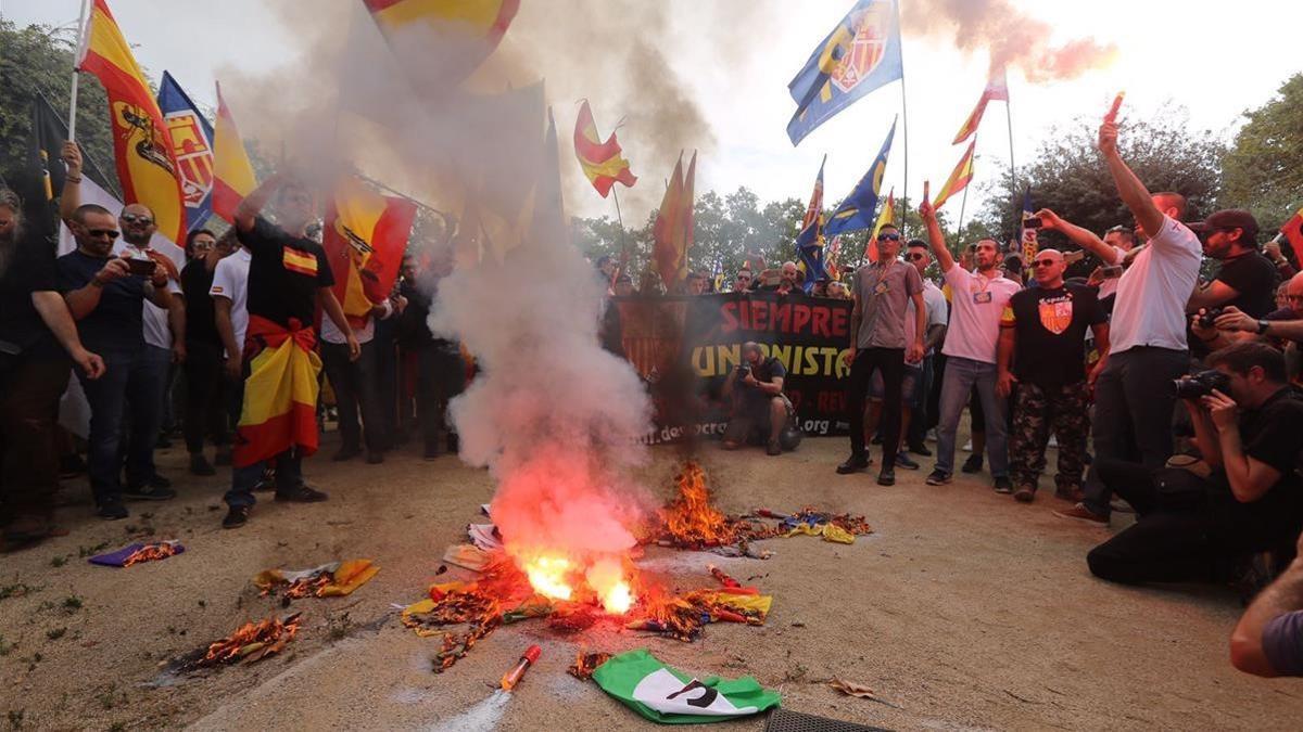 Los manifestantes de la extrema derecha han quemado senyeres durante su manifestación.