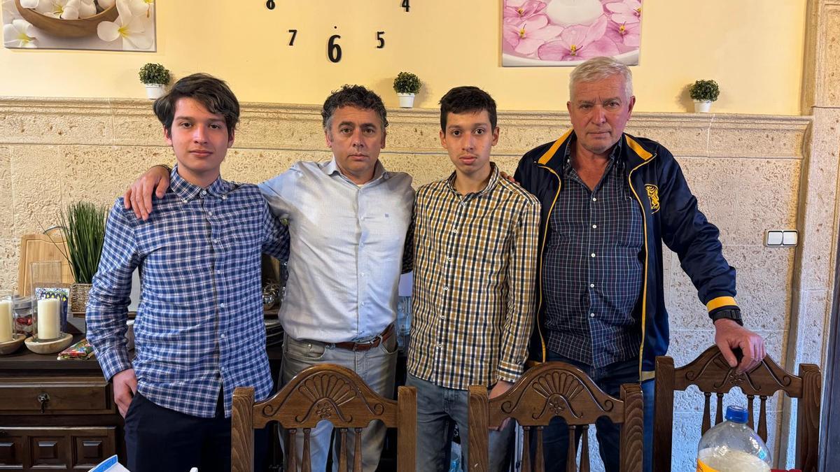 La familia afectada por el incendio, junto al alcalde de Castrelo, que los invitó a comer en su casa el día de Navidad.