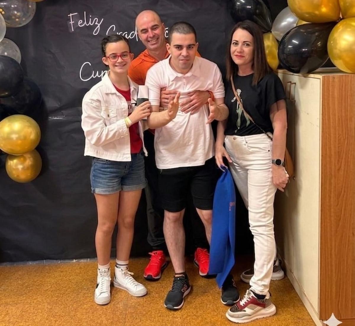 Óscar Santoveña Blanco con su hermana Cristina y sus padres, Severino y Sandra, el día de su graduación en el centro de educación especial a los 21 años