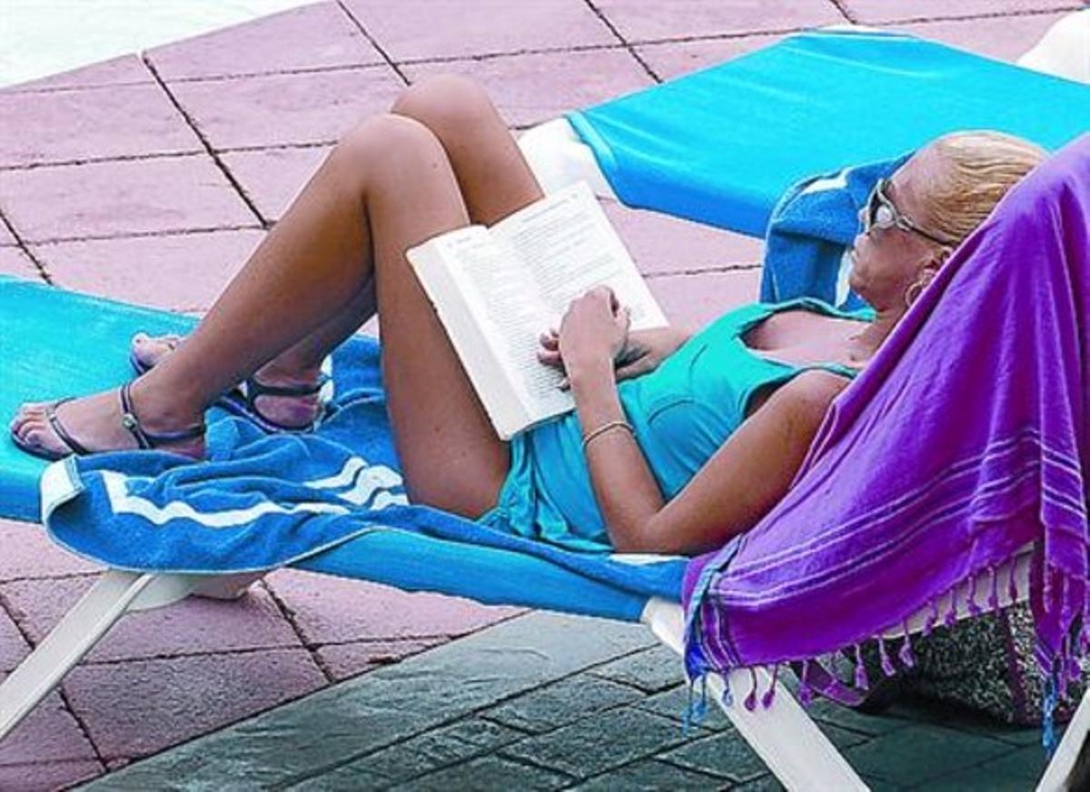 Belén Esteban sentrega a la lectura a Benidorm_MEDIA_1 Belén Esteban sentrega a la lectura a Benidorm_MEDIA_1