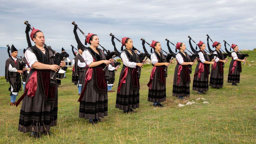 La Banda Gaites Llacín de Llanes, en una foto promocional de su disco «Resollu». | BANDA GAITES LLACÍN DE LLANES