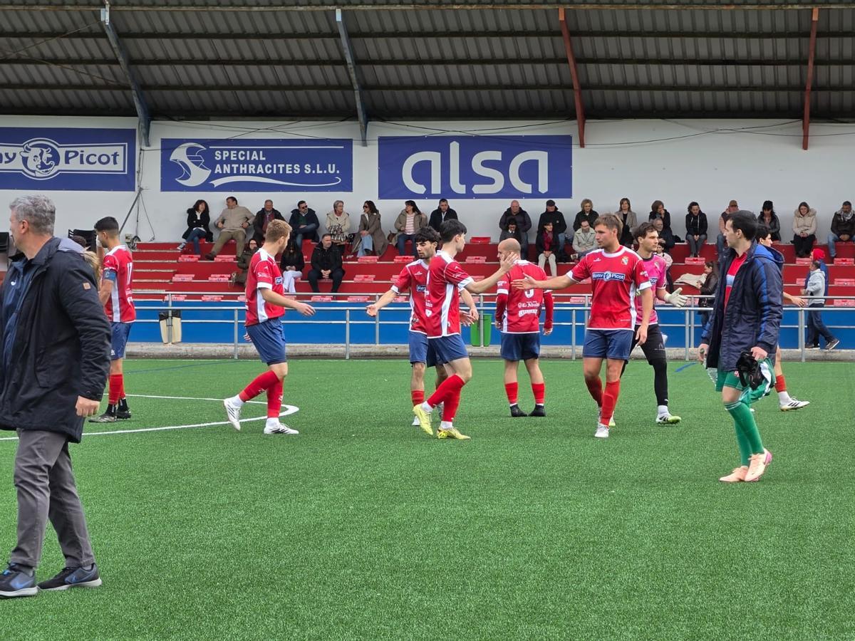Momento previo al inicio del partido de los jugadores del Narcea.