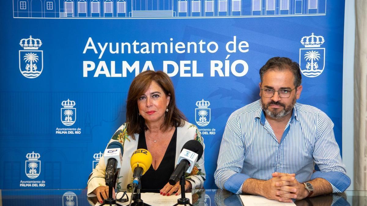 Matilde Esteo y Javier Ruiz, durante la rueda de prensa en el ayuntamiento de Palma del Río.