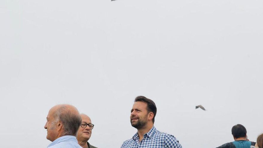 Álvaro Queipo, en el centro, durante su visita al comedero de buitres. |