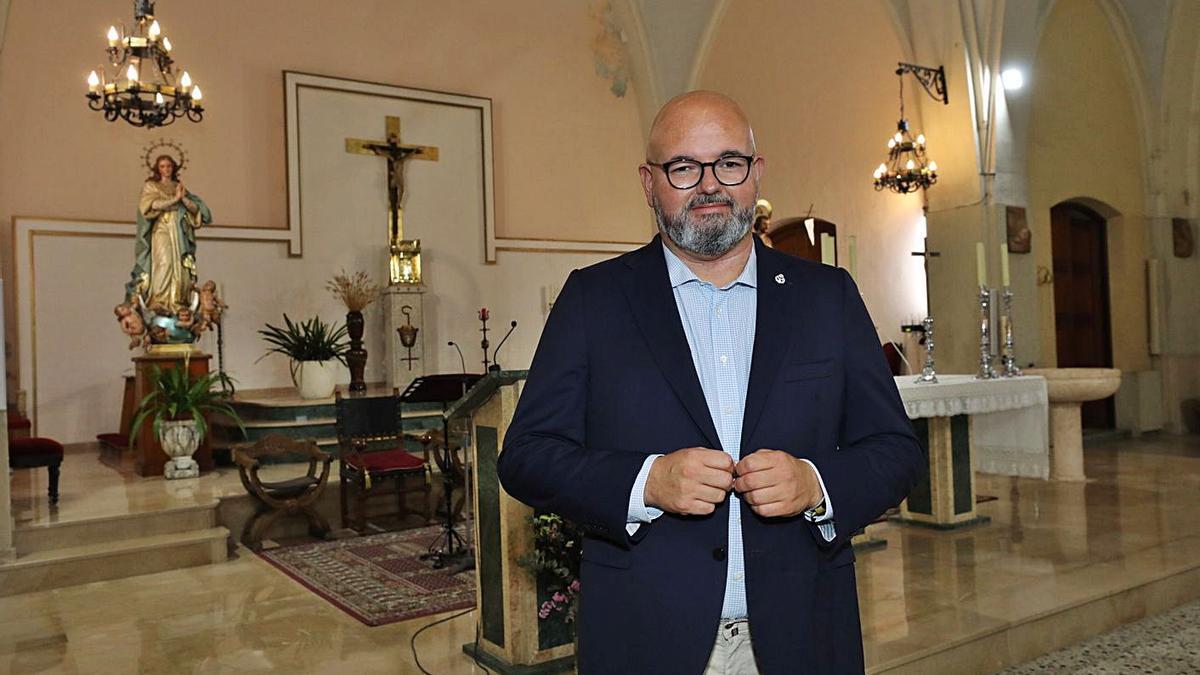 Joaquín Martínez, a la derecha, ayer por la tarde en la parroquia de San Juan de Elche.