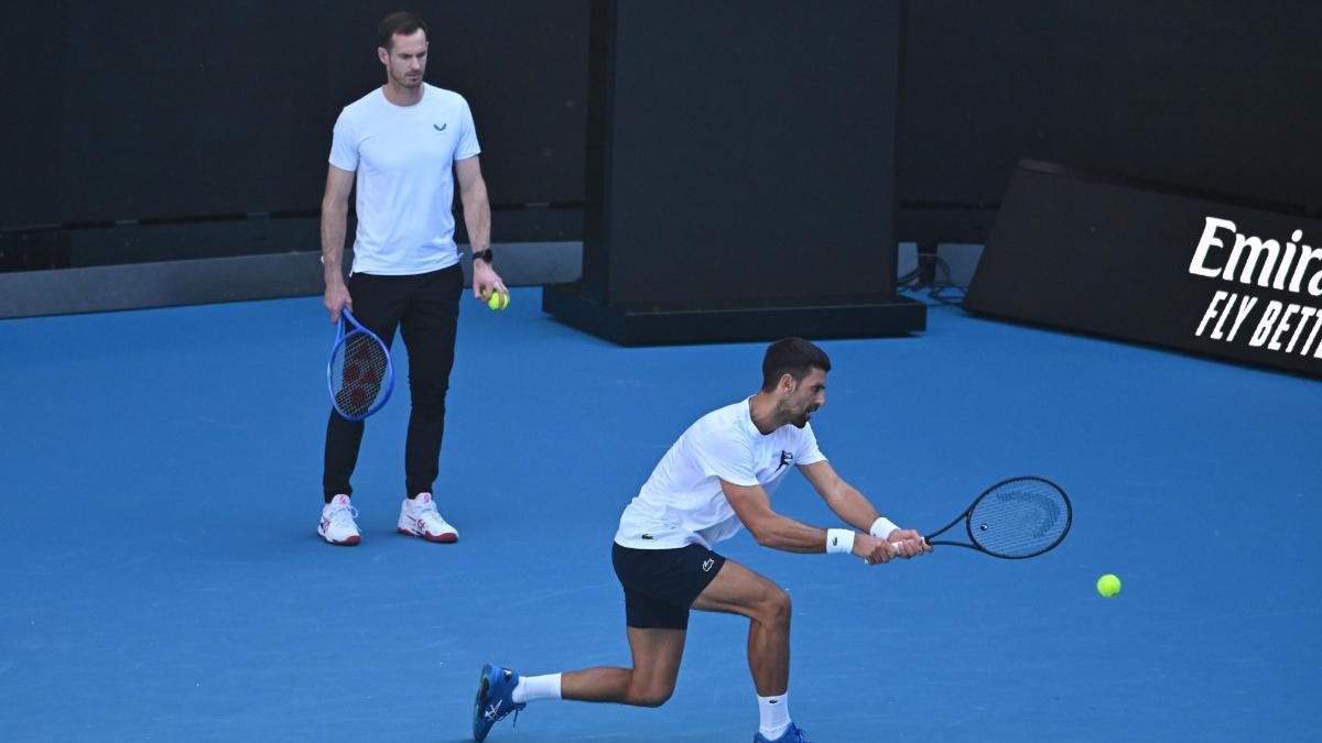 El tenista serbio Novak Djokovic of Serbia entrenando junto a  su entrenador Andy Murray