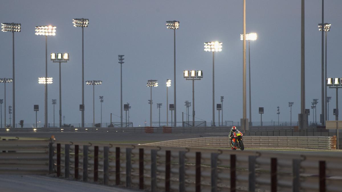 Álvaro Bautista y su Aprilia, en la noche de Doha.