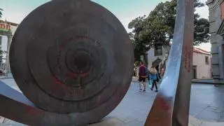 Vandalizan la escultura de Chirino en Triana