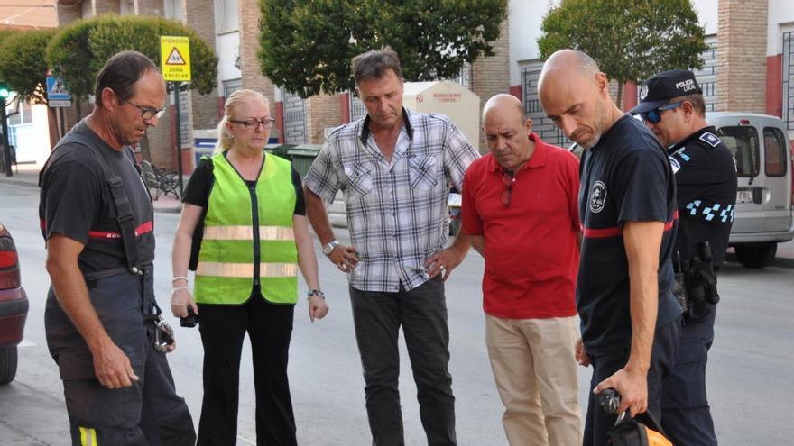 Los equipos de emergencias observan el alzamiento de la calzada.