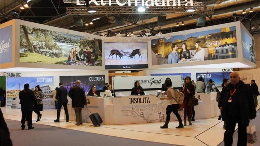 Los Reyes de España visitan el estand de Extremadura en Fitur
