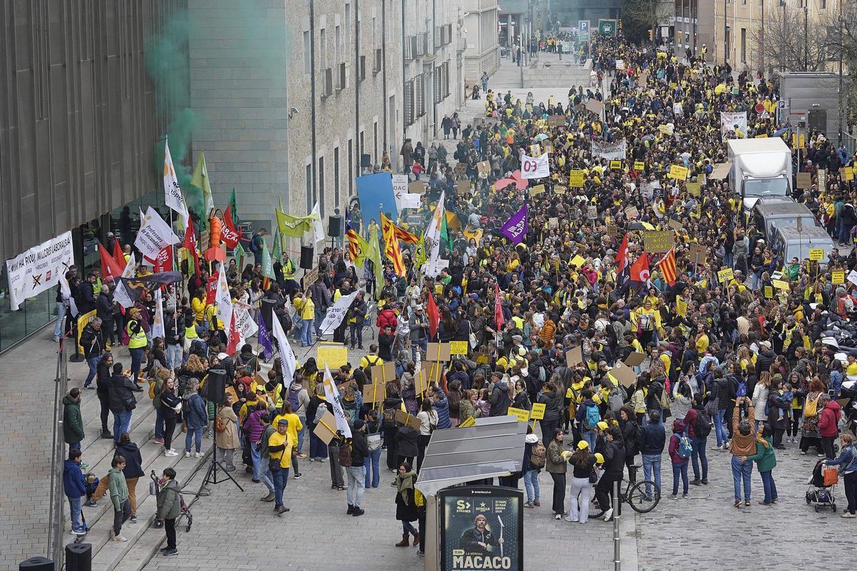 Les imatges de la protesta dels docents davant de la Generalitat a Girona