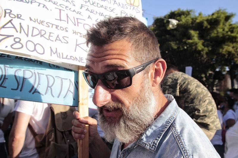 Concentración contra las mascarillas y las vacunas Santa Cruz de Tenerife  | 16/08/2020  | 16/08/2020 | Fotógrafo: María Pisaca Gámez