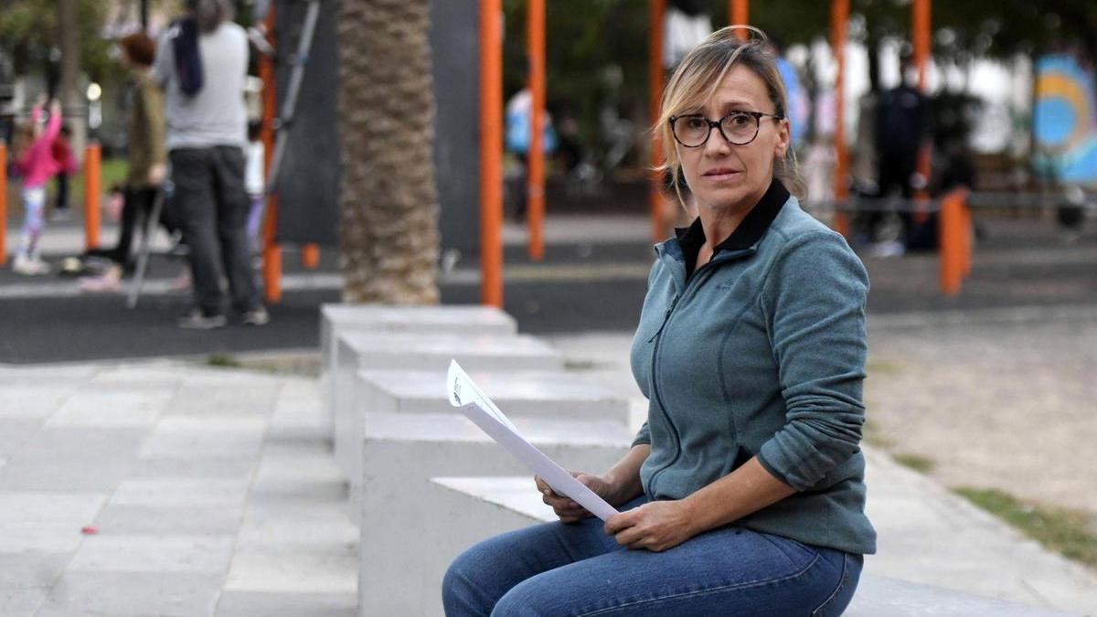 Ana María Marín, abuela de la menor de 2 años a la que intentaron secuestrar a las puertas de un colegio de Murcia, con la denuncia.