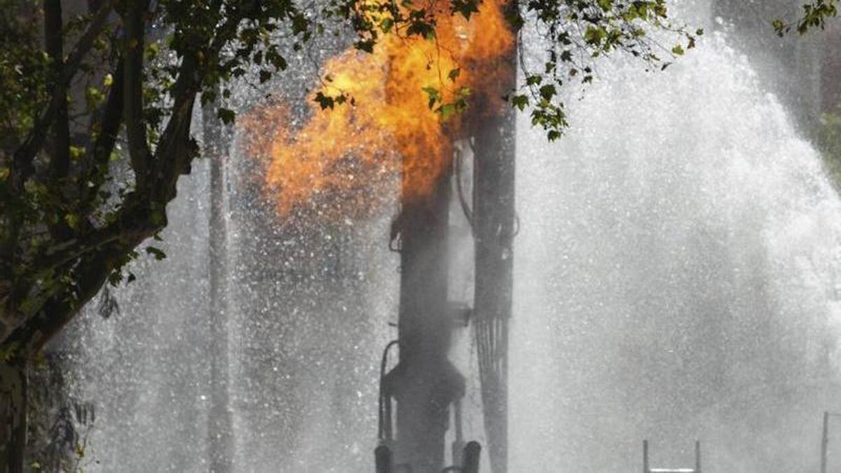 Flames a la zona de l’explosió a l’estació de Plaça de Sants, ahir. | BELÉN GONZÁLEZ