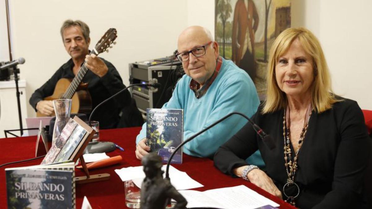 Por la izquierda, Toni Coto, José María Ruilópez y Cristina Álvarez de Cienfuegos, ayer, en el Ateneo Jovellanos. | Ángel González