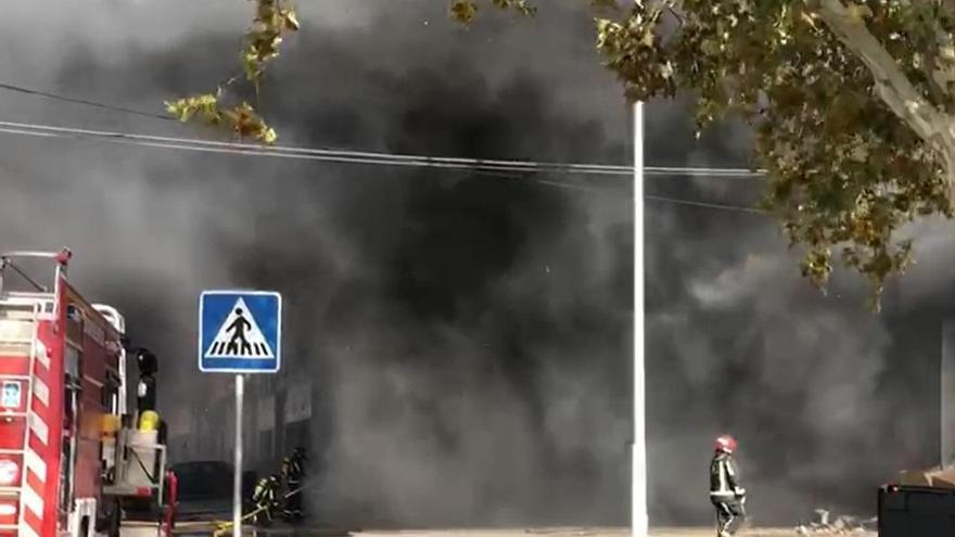Un incendio arrasa un taller mecánico junto al recinto ferial en Pozoblanco