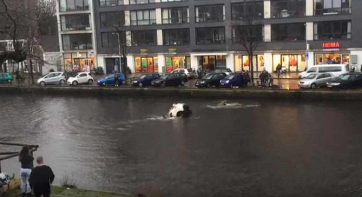 Rescat d’una mare i el seu fill després que el seu cotxe caigués en un canal d’Amsterdam.