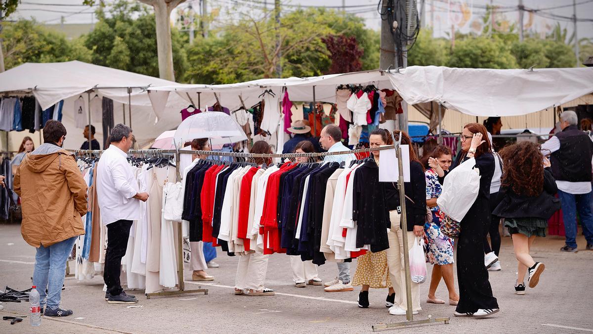Compradores en el mercadillo de El Arenal, en una imagen de archivo.