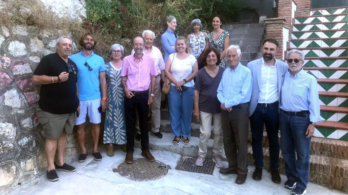 El concejal socialista Mariano Ruiz junto con vecinos de las calles Vicente Espinel y Jarama