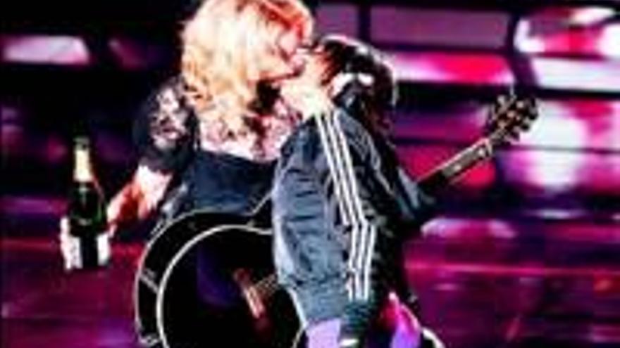 Madonna provoca con un beso lésbico