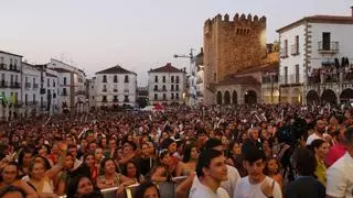 ‘Llenazo’ en la plaza Mayor de Cáceres de Carlos Baute, Ana Guerra, Melocos y Blas Cantó