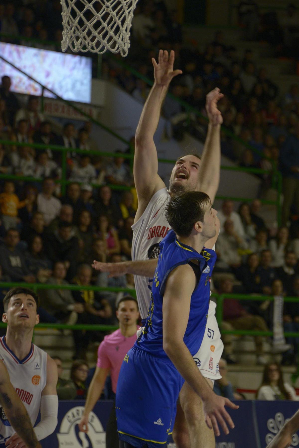 Lance del juego entre Club Ourense Baloncesto y Monbus Obradoiro.