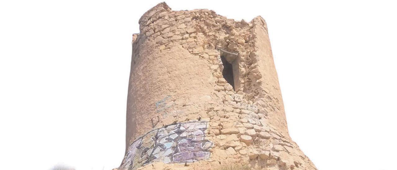 El deterioro de la Torre del Barranc d&#039;Aigües es evidente.