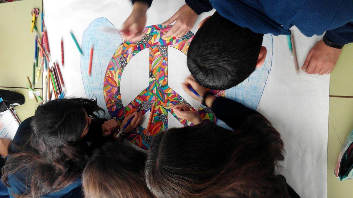 Alumnos del colegio Nuestra Señora de Andevalo trabajan en un proyecto sobre la paz. / El Correo