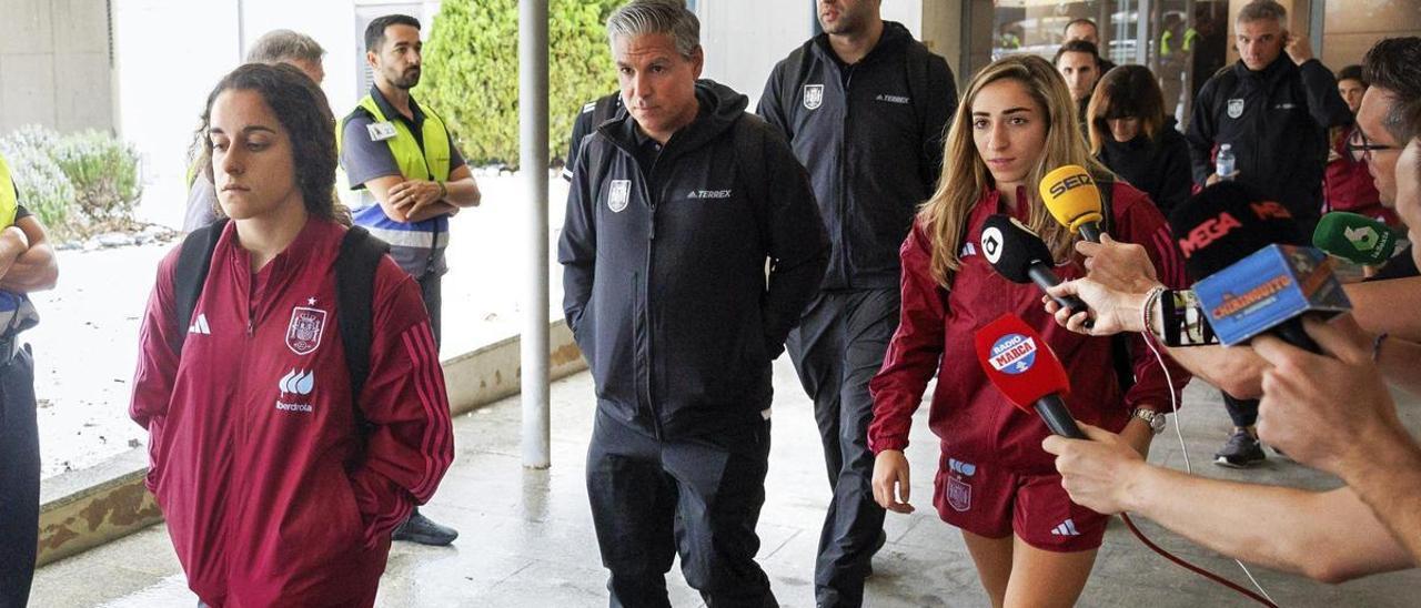 Las jugadoras de la selección llegan en tandas a la concentración en Oliva (Valencia), este martes.