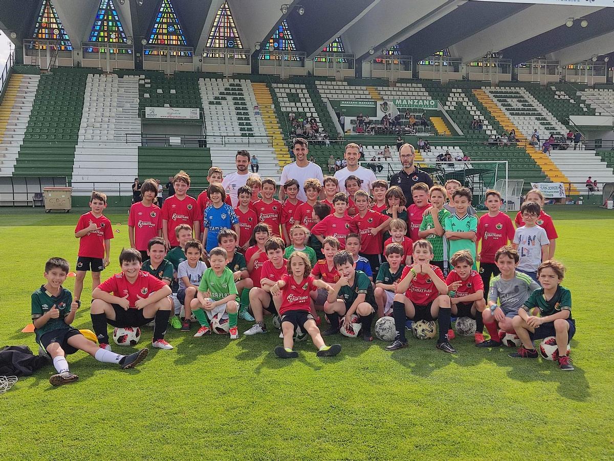 Los más pequeños, este martes en el Príncipe Felipe. Hubo varios futbolistas de la primera plantilla.