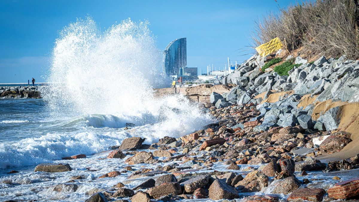 Olas rompiendo en el litoral de Barcelona, en marzo de 2024
