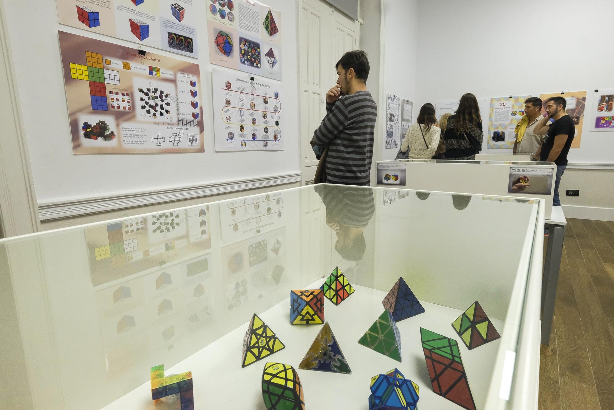 Inauguración de la exposición en homenaje al 50º cumpleaños del cubo de Rubik